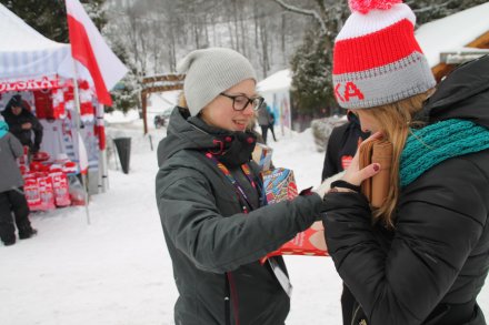 Wolontariusze zbierają do puszek pieniądze na rzecz WOŚP-u